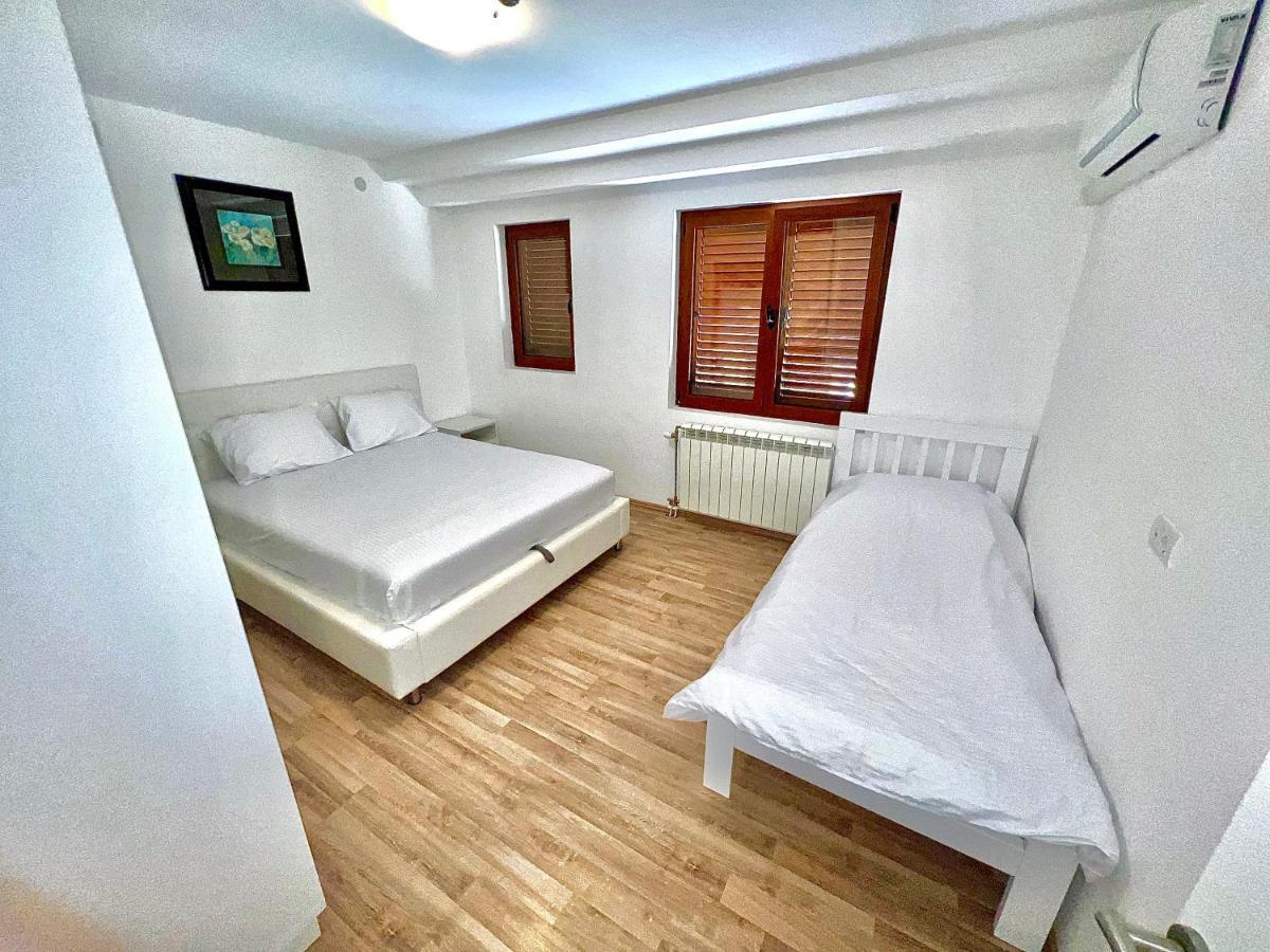 Apartments Family Tivat Extérieur photo